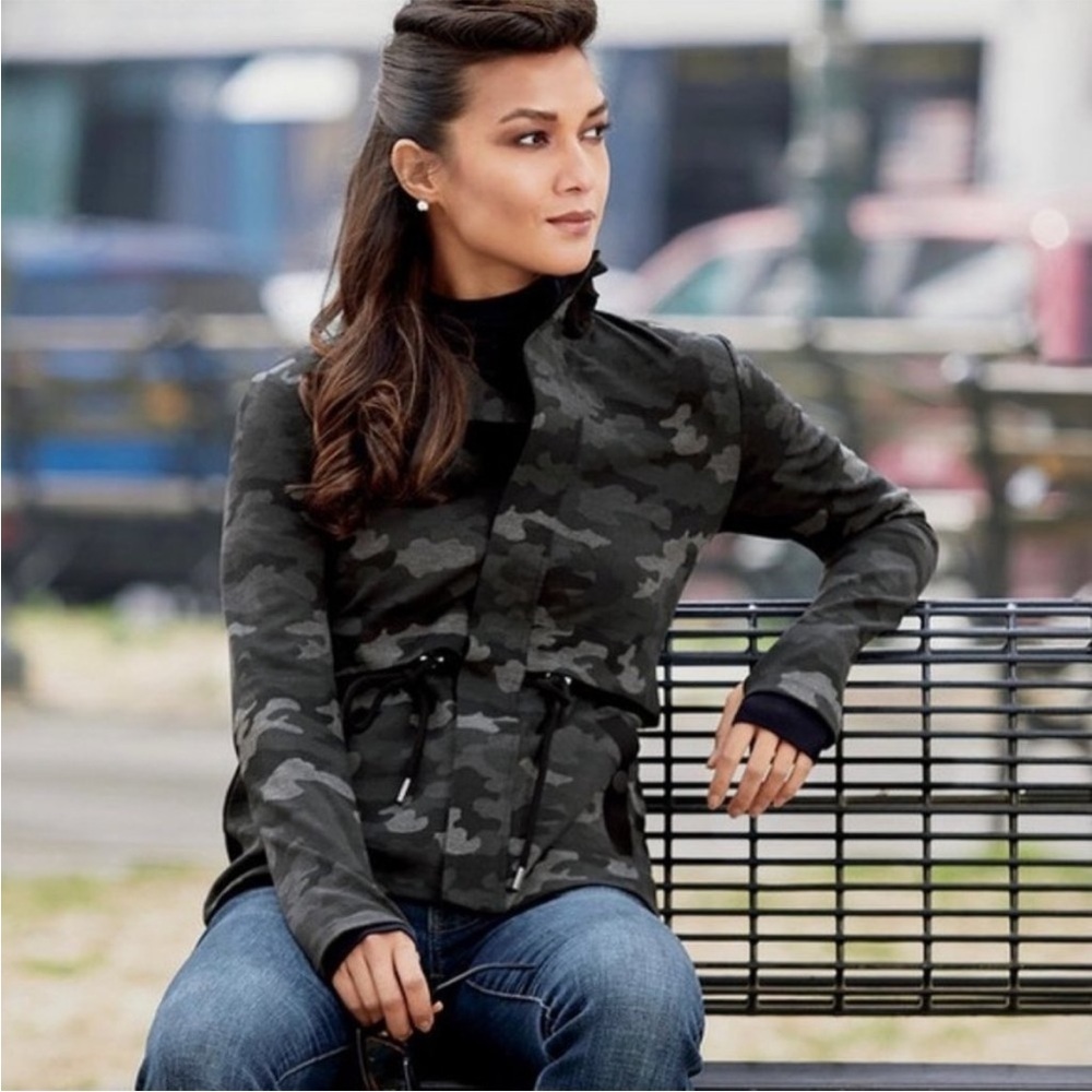 Cabi Women's Camouflage Jacket - Black and Gray Small